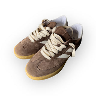 Sneaker suede con inserti bianchi