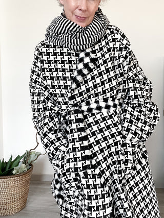 Spolverino sfrangiato con motivi grafici