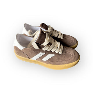 Sneaker suede con inserti bianchi