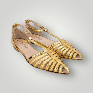 Scarpa a punta con Tstrap e cinturino