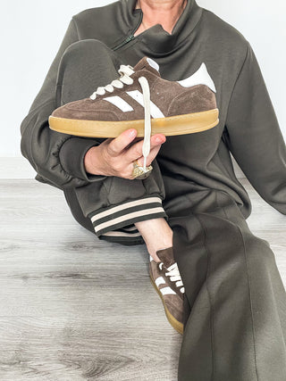 Sneaker suede con inserti bianchi