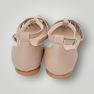 Scarpa a punta con Tstrap e cinturino
