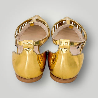 Scarpa a punta con Tstrap e cinturino