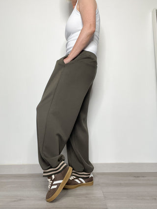 Sneaker suede con inserti bianchi