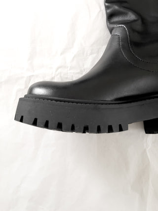 Stivale in pelle morbida con suola carrarmato