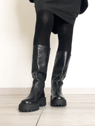 Stivale in pelle morbida con suola carrarmato