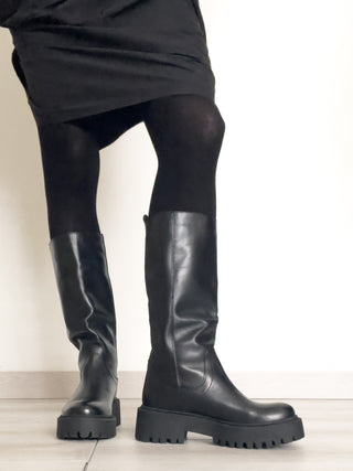 Stivale in pelle morbida con suola carrarmato