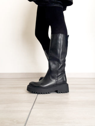 Stivale in pelle morbida con suola carrarmato