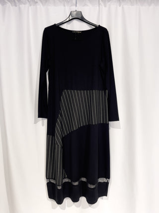 Abito lungo con inserti gessati e fondo in tulle