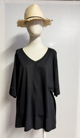 T-shirt over con manica raglan e scollo a V