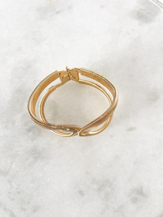 Bracciale rigido con intreccio doppio