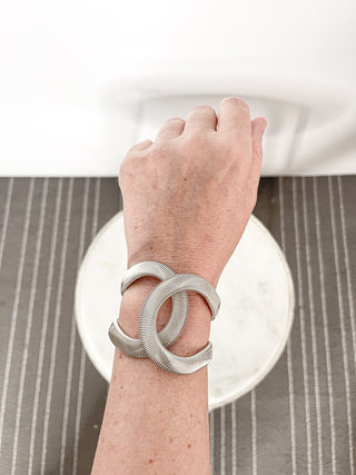 Bracciale rigido con intreccio doppio