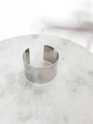 Bracciale rigido minimal in metallo lucido