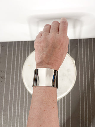 Bracciale rigido minimal in metallo lucido