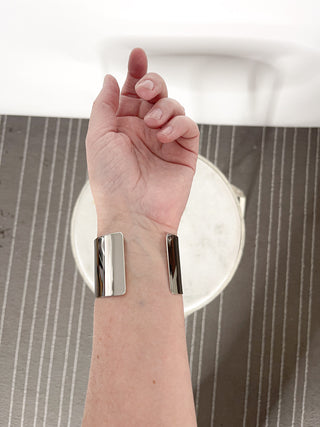 Bracciale rigido minimal in metallo lucido