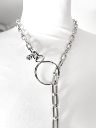 Collana lunga con maglie e pendente a frange