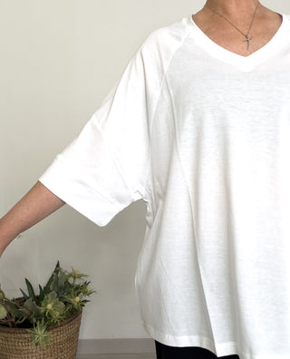T-shirt over con manica raglan e scollo a V