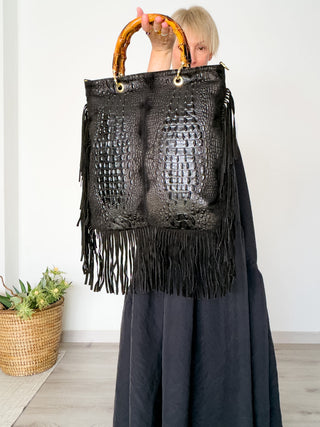 Borsa in pelle e suede con frange e manico in bambù