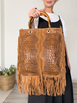Borsa in pelle e suede con frange e manico in bambù