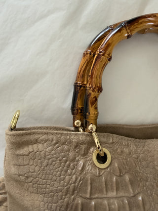 Borsa in pelle e suede con frange e manico in bambù
