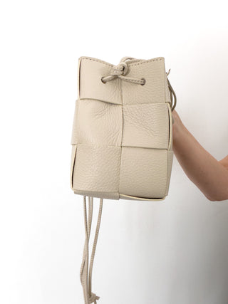 Mini bucket bag in pelle intrecciata