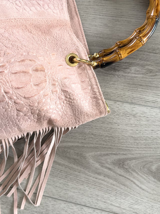 Borsa in pelle e suede con frange e manico in bambù