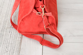 Borsa a mano in suede — rosso corallo