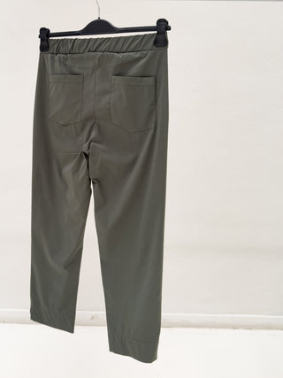 Pantalone in bengalina verde oliva con tasche posteriori