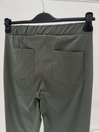 Pantalone in bengalina verde oliva con tasche posteriori