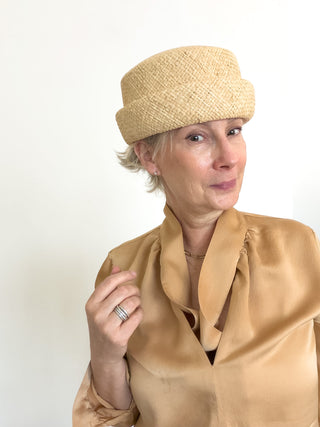 Pillbox hat in rafia naturale
