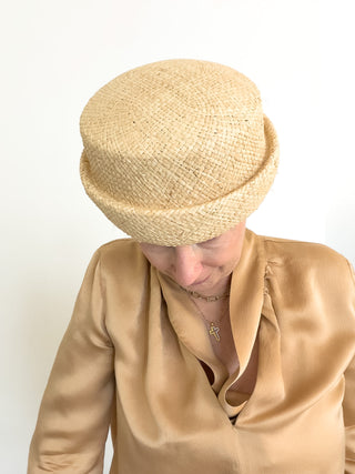 Pillbox hat in rafia naturale
