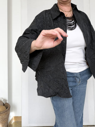 Camicia oversize stropicciata con maniche ampie