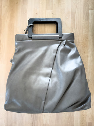 Borsa shopper in ecopelle con manici geometrici effetto legno