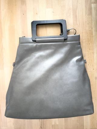 Borsa shopper in ecopelle con manici geometrici effetto legno
