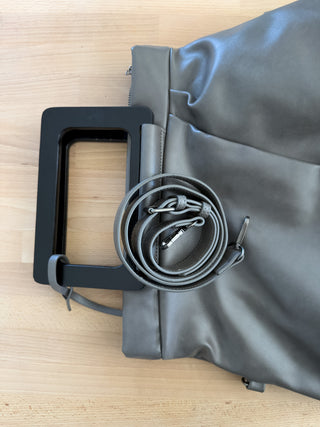Borsa shopper in ecopelle con manici geometrici effetto legno