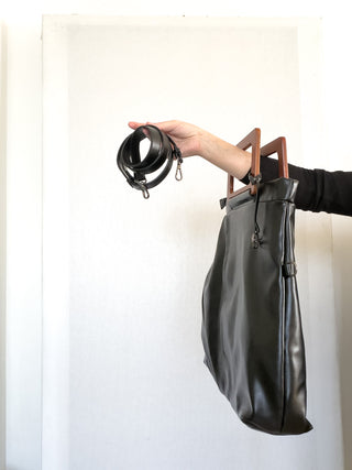 Borsa shopper in ecopelle con manici geometrici effetto legno