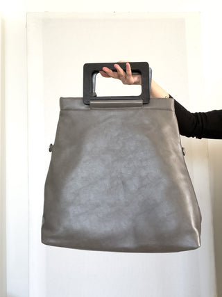 Borsa shopper in ecopelle con manici geometrici effetto legno