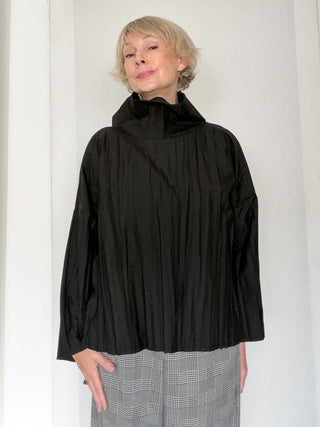 Blusa asimmetrica in tessuto goffrato con collo alto
