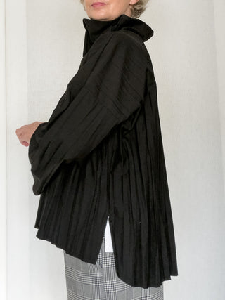 Blusa asimmetrica in tessuto goffrato con collo alto