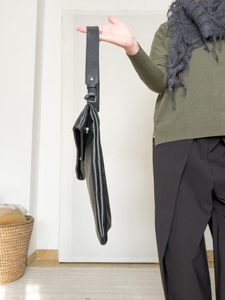 Borsa a spalla in ecopelle con patta asimmetrica