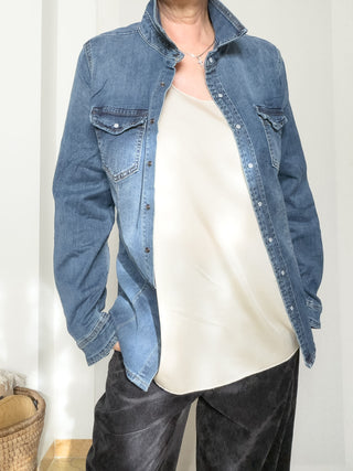 Camicia in denim stretch con tasche applicate