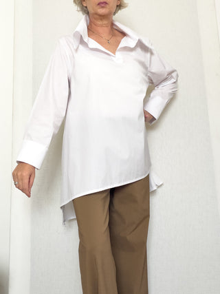 Camicia bianca oversize in cotone con fondo asimmetrico