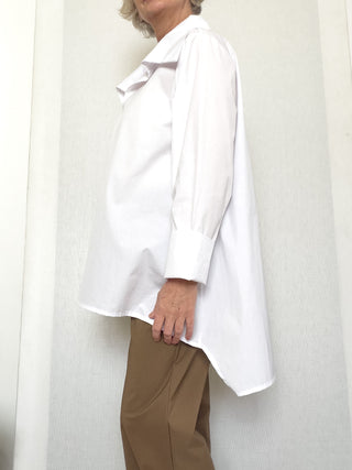Camicia bianca oversize in cotone con fondo asimmetrico