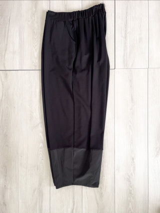 Pantalone morbido con inserto in tessuto tecnico