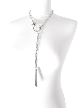 Collana lunga con maglie e pendente a frange